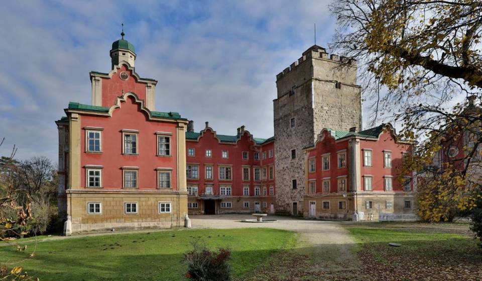 Just one hour from Vienna, this 800-year-old Tudor-style castle awaits you, nestled within a protected garden monument and nature reserve.