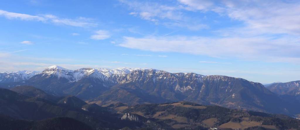 Das Raxmassiv lässt sich vom Aussichtsturm Wiesen-Lanzenkirchen auch entdecken