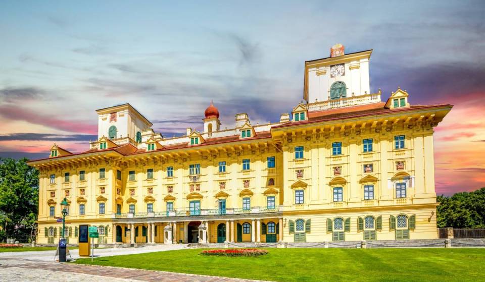 Nur rund 1 Stunde von Wien entfernt vereint dieses barocke Schloss Musik- und Weingeschichte in einem glanzvollen Bau.