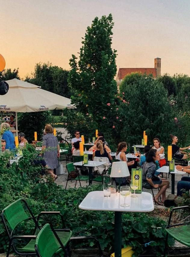 Der Gastgarten im Volksgarten Pavillon