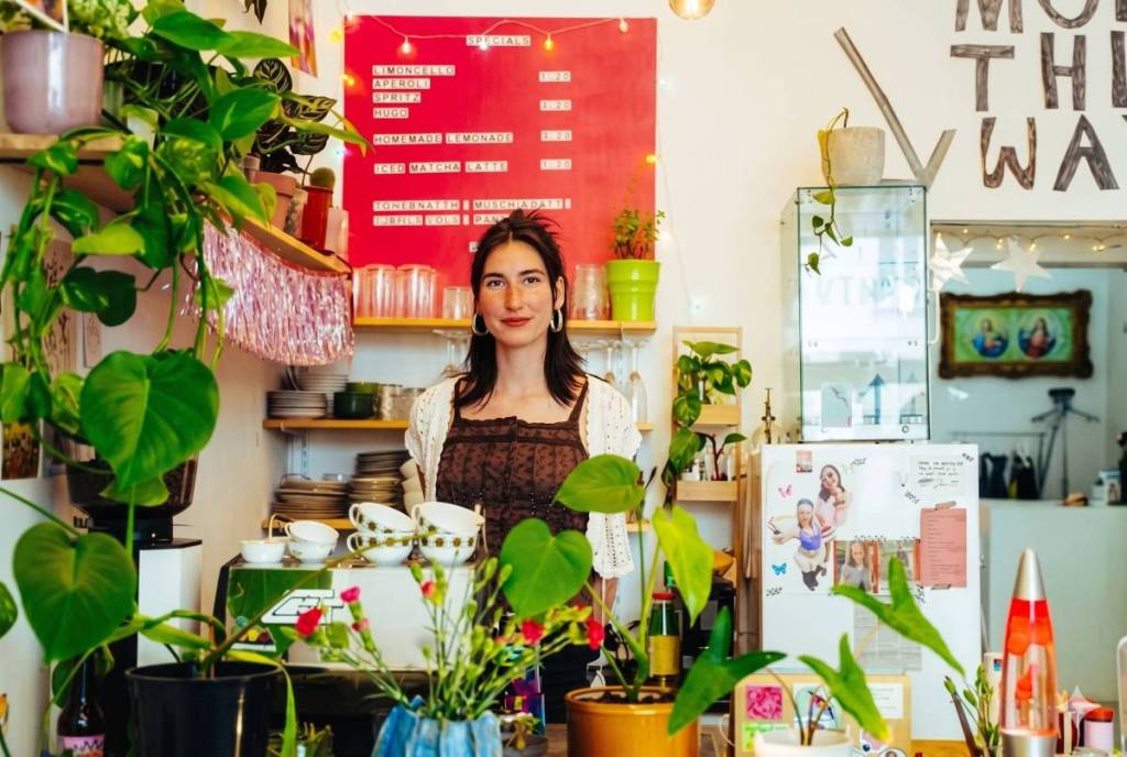 Swapping plants and crocheting over amazing coffee: Discover this new, colorful neighborhood hangout in 1180 Vienna, complete with creative events