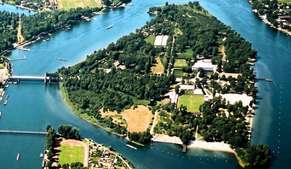 30 min from Praterstern, you’ll discover the forgotten Vienna of the 1960s on this island. In addition to modernist architecture, you’ll find one of Austria’s largest nudist areas