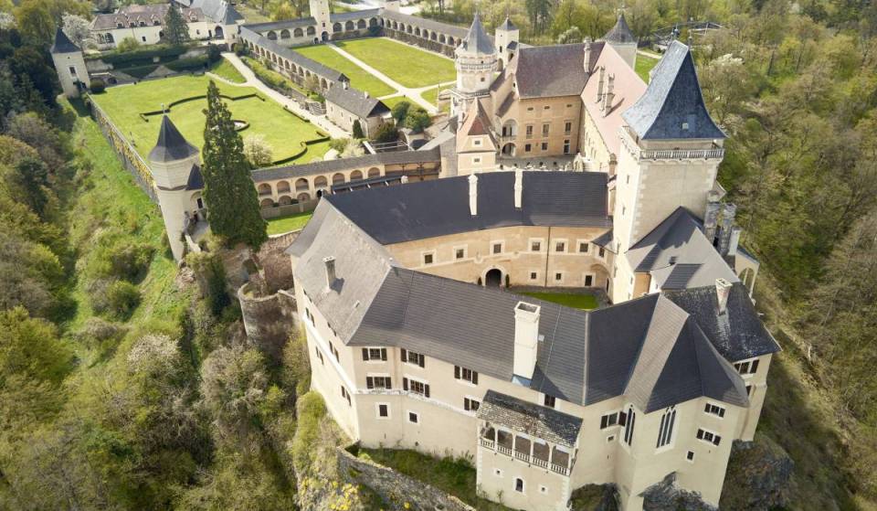Nur 1,5 Stunden von Wien entfernt, könnt ihr dieses Renaissanceschloss mit dem größten noch erhaltenen Turnierhof Europas und lebendigem UNESCO-Weltkulturerbe entdecken