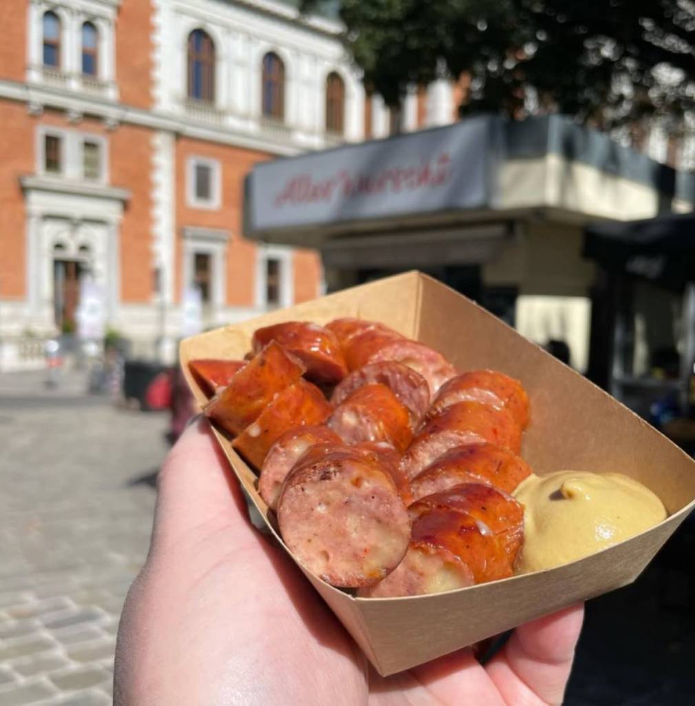 Käsekrainer gibt es bei den meisten Würstelständen in Wien