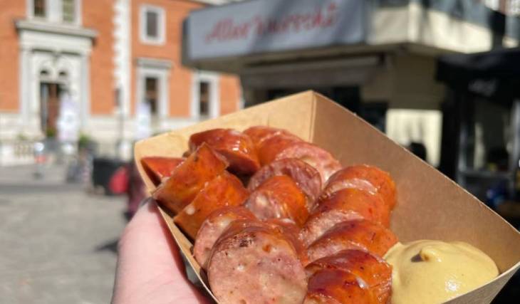 Bratwurst, Käsekrainer oder Sacherwürstel? Hier sind unsere Top 9 Würstelstände in Wien die jeden Geschmack treffen!