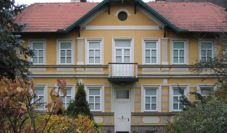 Rund eine Stunde von Wien entfernt befindet sich die Villa des exzentrischsten Musikers Österreichs, die seit 2024 besichtigt werden kann