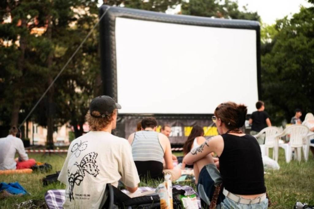 Right in the heart of Vienna, enjoy free open-air cinema in the park with iconic film classics under the stars—on just a few select evenings and especially for teens