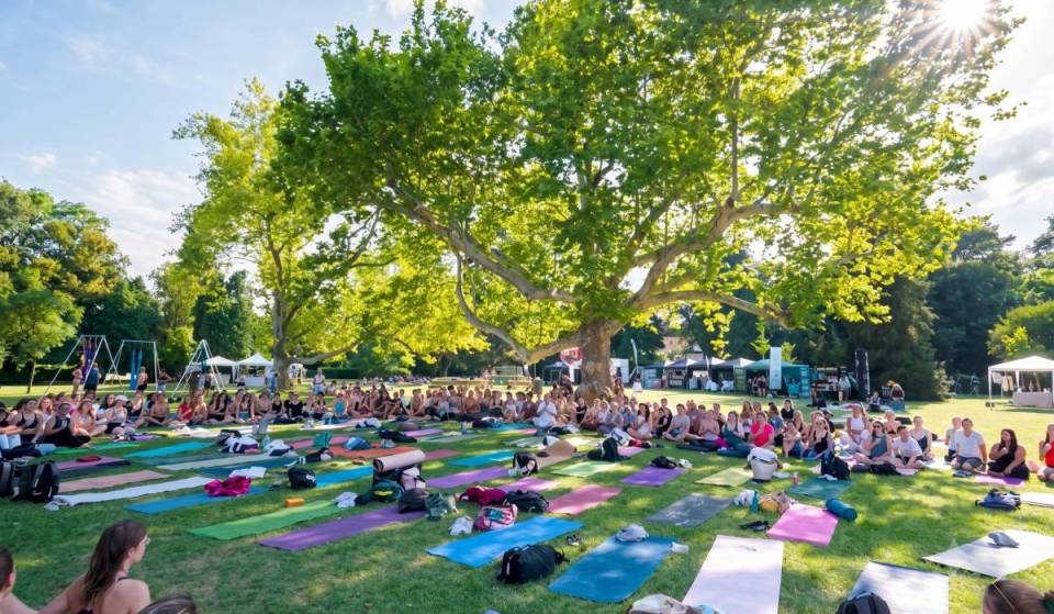 Entdecke mitten in Wien das riesige Open-Air-Wochenende für Yoga, Meditation, Eisbaden und Achtsamkeit in einem Wiener Schlossgarten