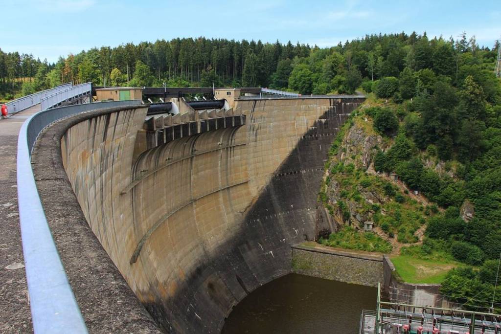 Blick auf die beeindruckende, 69 Meter hohe und gewölbte Staumauer Ottenstein, die von dichten Wäldern umgeben ist und den Fluss Kamp staut.