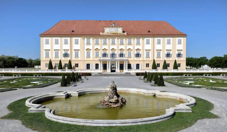 Nur knapp 1 Autostunde von Wien entfernt befindet sich ein 70 Hektar großes Barockschloss mit eigenem Labyrinth und einem Gutshof, der seltene Tiere beherbergt