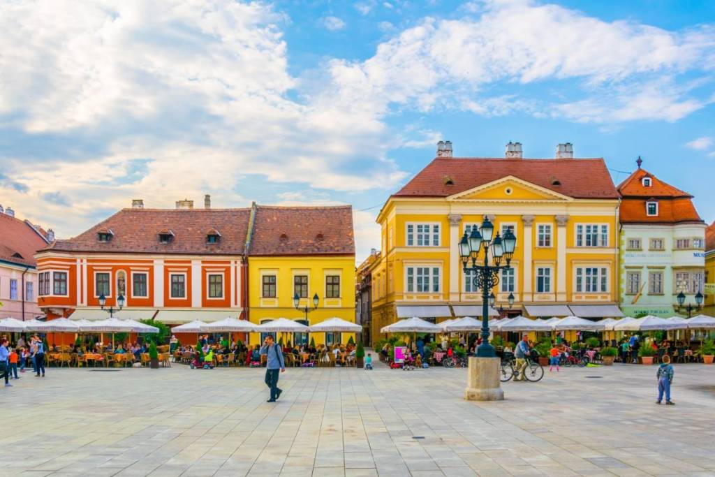 Der große Széchenyi-Platz in Győr.
