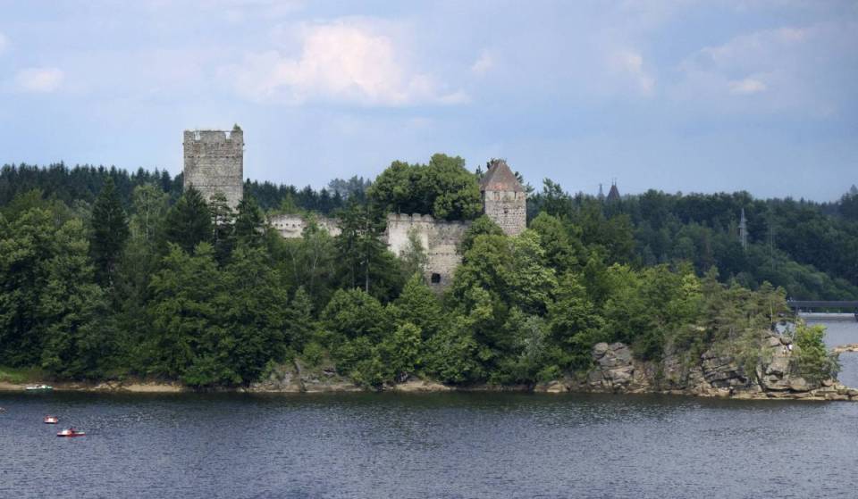Versteckt im Waldviertel liegt diese 900 Jahre alte Burgruine auf einer Halbinsel — Umgeben von traumhaften Naturbadestellen und Felsbuchten