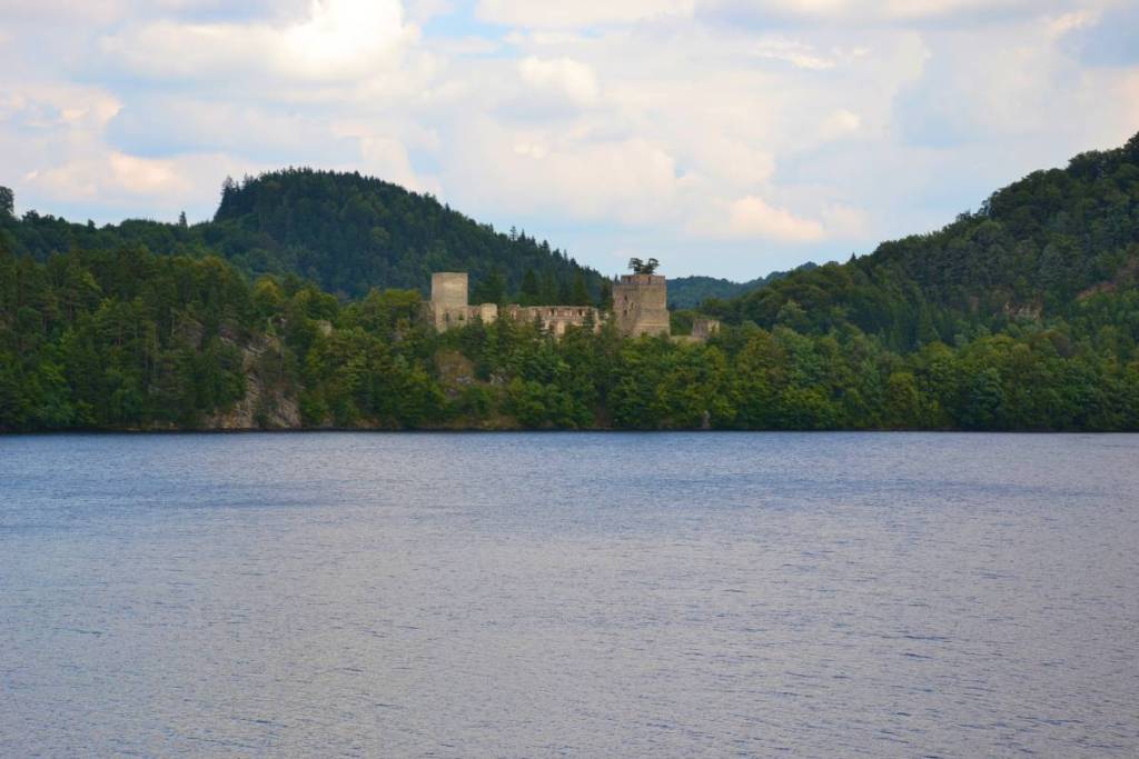 Die Burgruine Dobra am Stausee Dobra