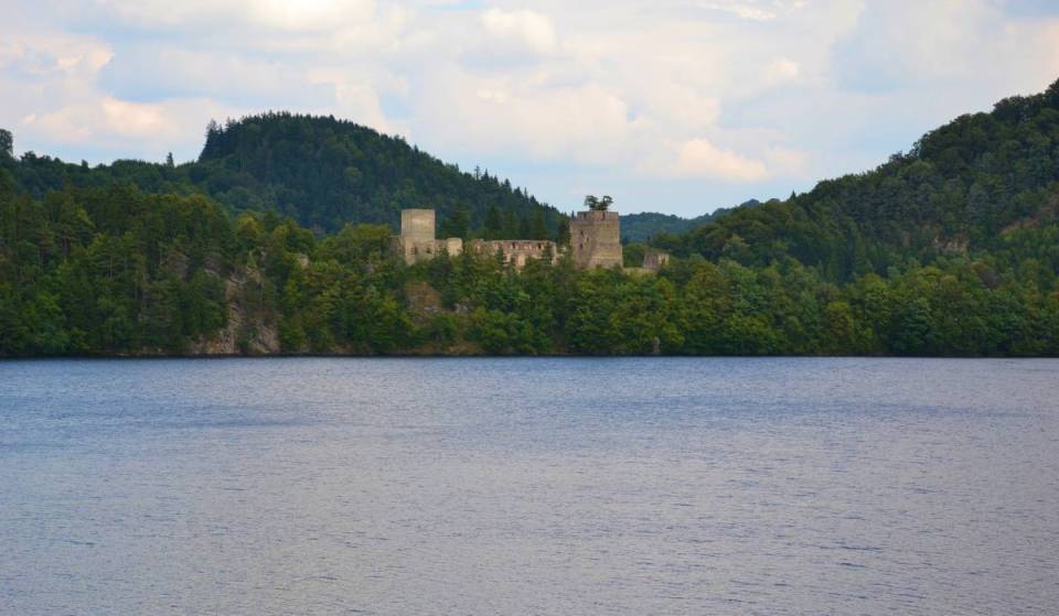 Mystische Burgruine auf einer Halbinsel: Warum dieser Stausee,  2 Stunden von Wien entfernt, das perfekte Ziel zum Campen und Baden ist