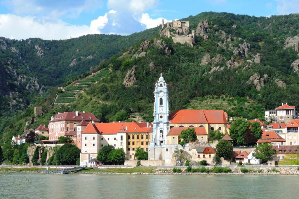 Dürnstein und die Burgruine von der Donau aus