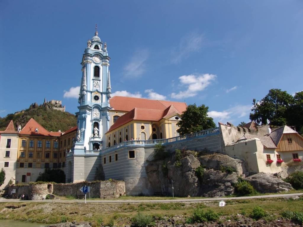 Der Stift Dürnstein mit dem berühmten blauen Kirchturm
