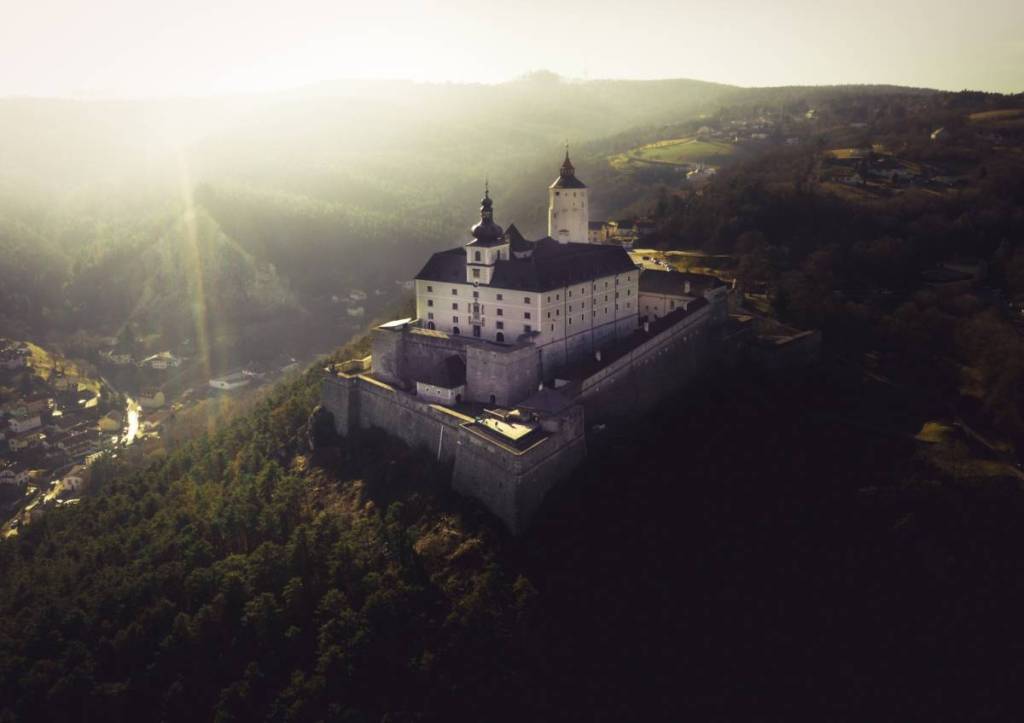 Nur 50 Minuten von Wien zu dieser einzigartigen mittelalterlichen Burg mit Führungen durch das Gelände: Entdecke Europas letzte originale Wunderkammer in dieser riesigen Festung und das echte Bildnis von Graf Dracula