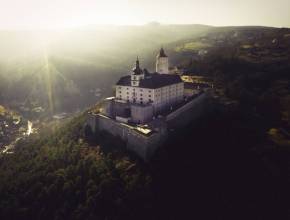 Nur 50 Minuten von Wien zu dieser einzigartigen mittelalterlichen Burg mit Führungen durch das Gelände: Entdecke Europas letzte originale Wunderkammer in dieser riesigen Festung und das echte Bildnis von Graf Dracula