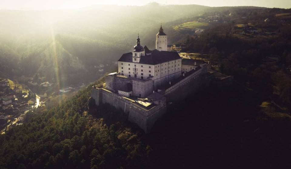 Nur 50 Minuten von Wien zu dieser einzigartigen mittelalterlichen Burg mit Führungen durch das Gelände: Entdecke Europas letzte originale Wunderkammer in dieser riesigen Festung und das echte Bildnis von Graf Dracula