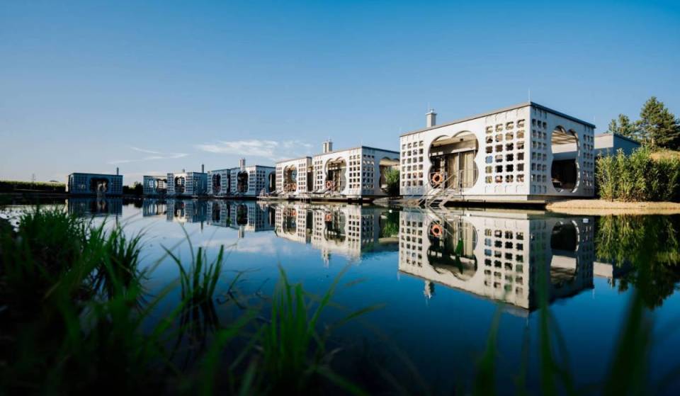 7,800 square meters of pure summer vibes: Discover this expansive water world near Vienna with healing mineral thermal water, a private pond, and a beach bar in the Weinviertel