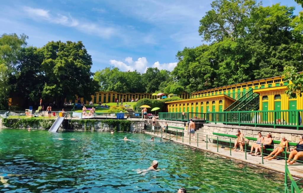 45 Minuten von Wien: Entdecke dieses über 100 Jahre alte historische Freibad mit 19 Grad frischem Quellwasser, in dem sich schon die Kaiserfamilie im gesunden Quellwasser abkühlte