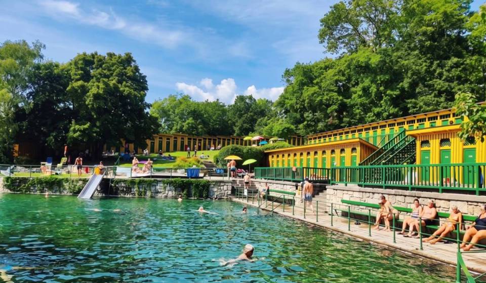45 Minuten von Wien: Entdecke dieses über 100 Jahre alte historische Freibad mit 19 Grad frischem Quellwasser, in dem sich schon die Kaiserfamilie im gesunden Quellwasser abkühlte