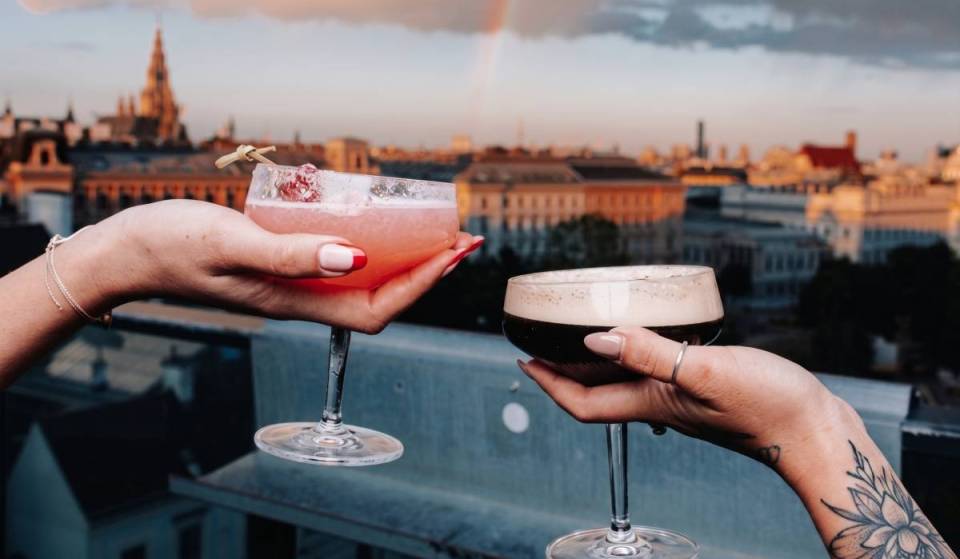 Mitten im Museumsquartier: Diese atemberaubende Bar in Wien bietet Cocktails mit Panoramablick — und die Atmosphäre ist einmalig