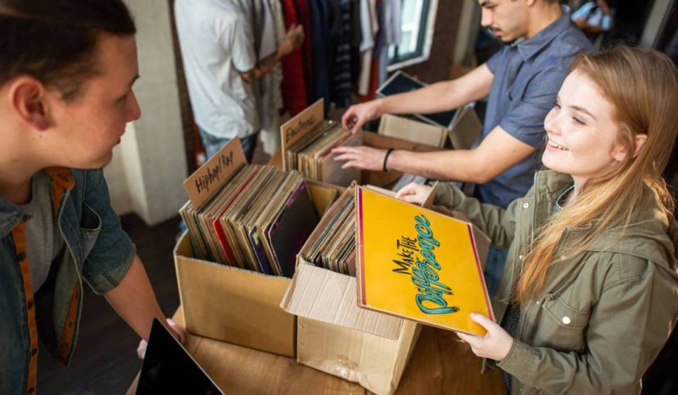 Nur 15 Minuten von Wiens Zentrum: Diese Vintage Vinyl und CD-Börse mit 100 Ausstellern, zehntausenden Schallplatten und CDs und unzähligen Schnäppchen an nur vier Terminen dieses Jahr, darfst du nicht verpassen