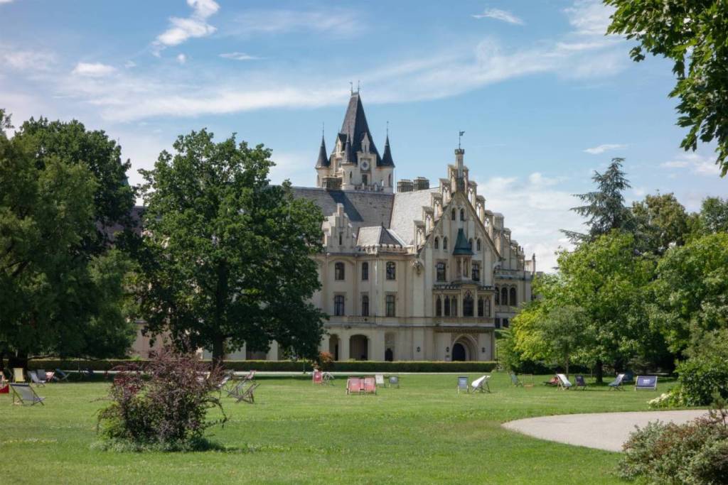 “It’s like England’s castle gardens”—Just 50 minutes from Vienna lies a magnificent Tudor castle with a 32-hectare park and special open-air concerts in the summer