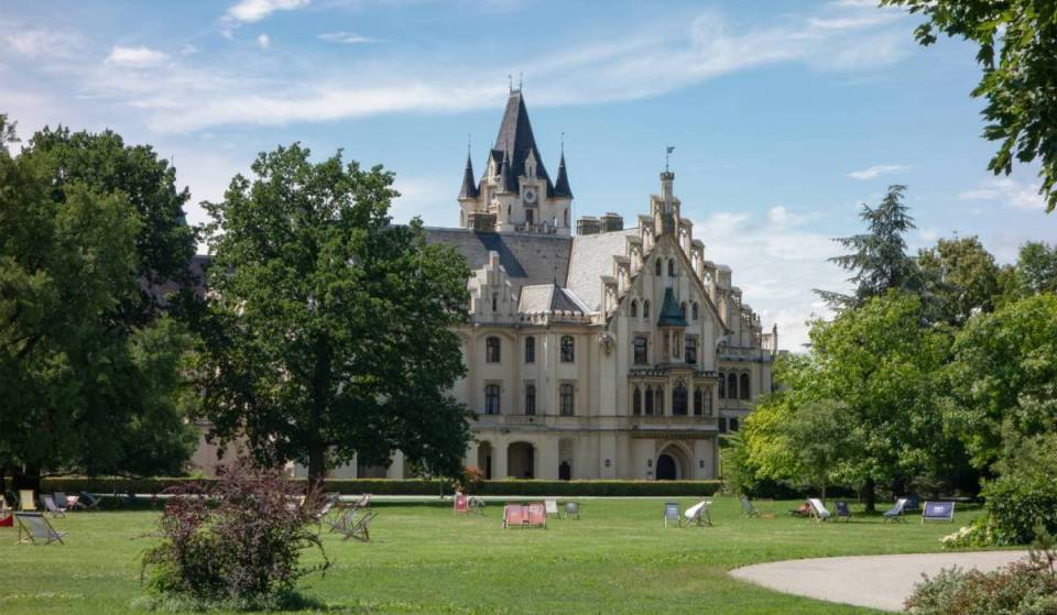 „Es ist wie in Englands Schlossgärten“ – Nur 50 Minuten von Wien ist ein prächtiges Tudor-Schloss mit einer 32 Hektar großen Parkanlage und besonderen Freiluft-Konzerten im Sommer