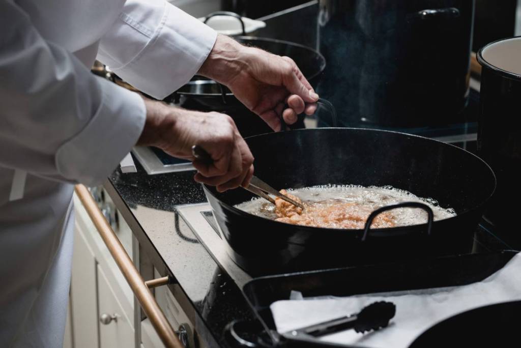 Mitten in Wien gibt es einen legendären Kochkurs, bei dem ihr von den bekanntesten Profi-Köchen das echte Wiener-Schnitzel-Kochen lernen könnt! Inklusive Drinks, Kochkurs und Dinner zahlt ihr nur 105€