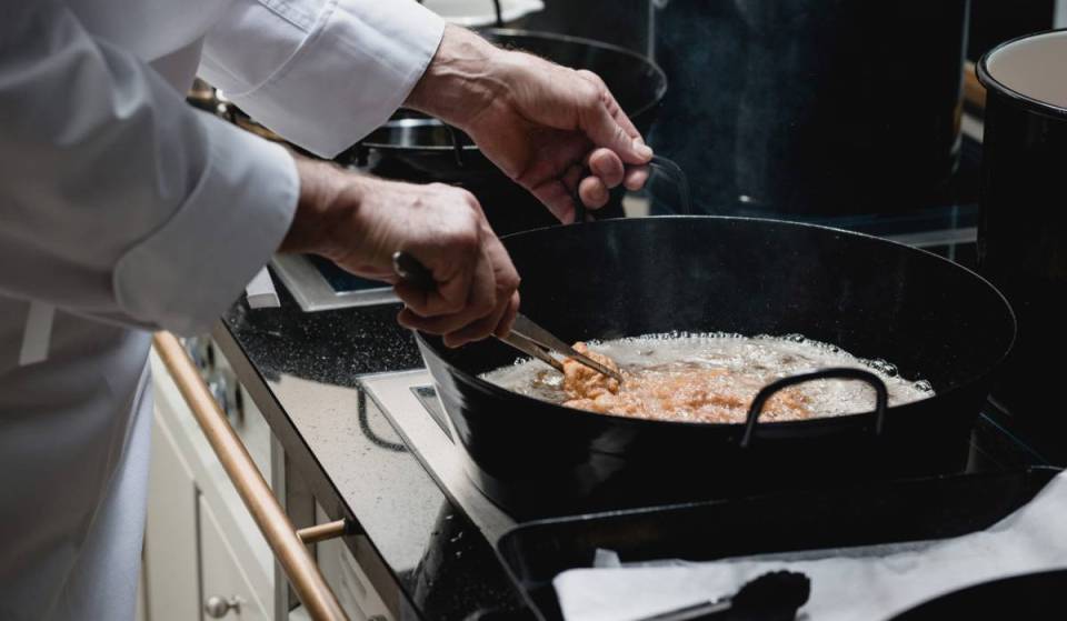 Mitten in Wien gibt es einen legendären Kochkurs, bei dem ihr von den bekanntesten Profi-Köchen das echte Wiener-Schnitzel-Kochen lernen könnt! Inklusive Drinks, Kochkurs und Dinner zahlt ihr nur 105€