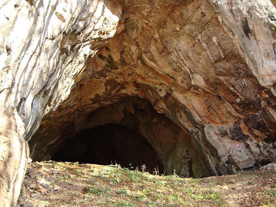 The entrance to the Dragon Cave from the outside