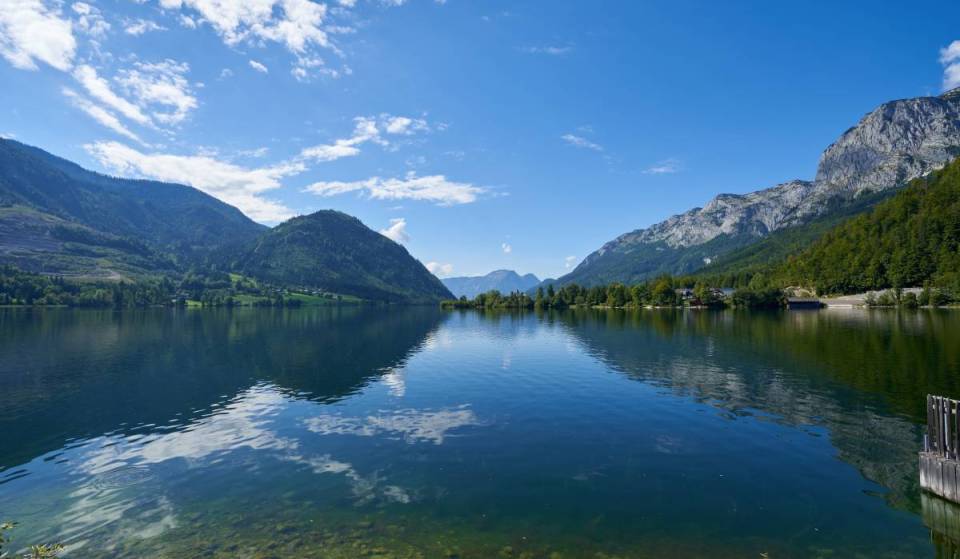 Nur 2,5 Stunden von Wien erwartet euch dieser versteckte und wärmste Naturbadesee der Steiermark mit 27 Grad inklusive Heilmoor-Wasser und kostenloser schwimmender Sauna