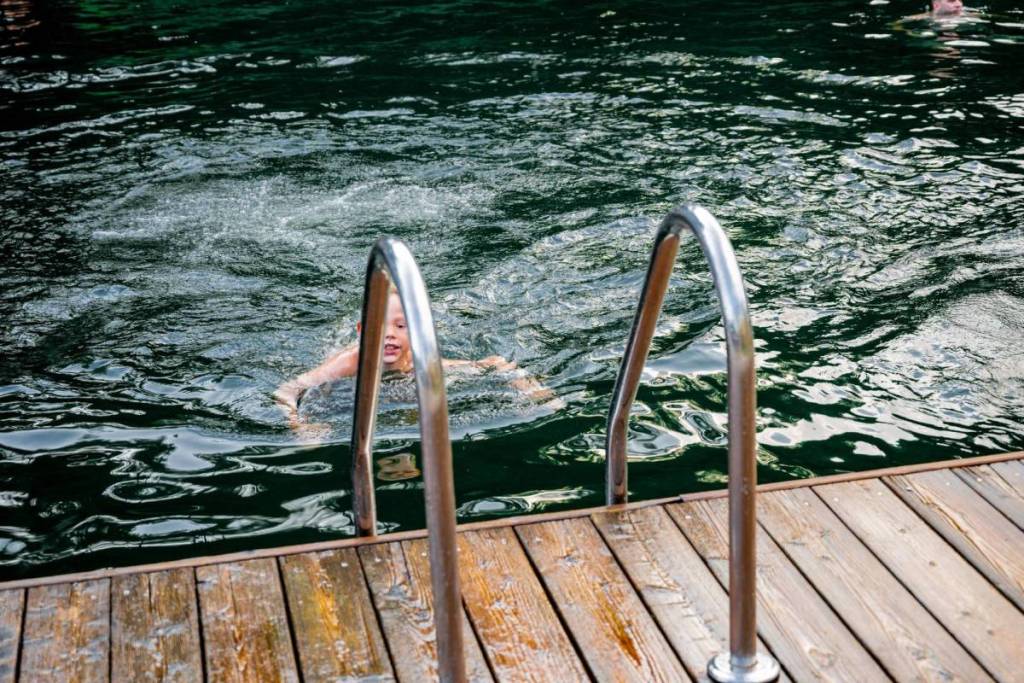 Nur 1,5 Stunden von Wien findet ihr dieses natürliche 658 m² große Naturbad, versteckt im Mostviertel was ab unter 5 Euro Eintritt kostet