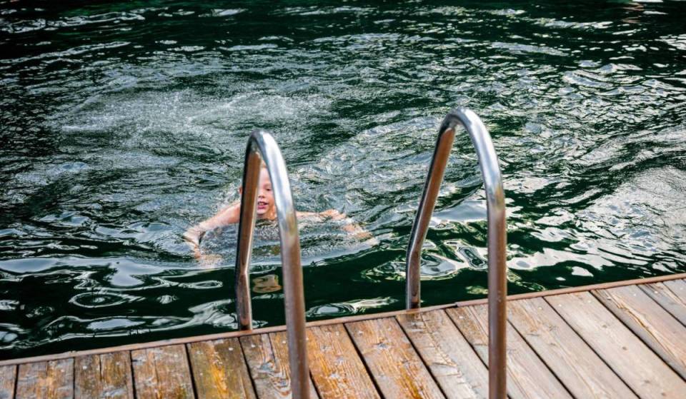 Nur 1,5 Stunden von Wien findet ihr dieses natürliche 658 m² große Naturbad, versteckt im Mostviertel was ab unter 5 Euro Eintritt kostet