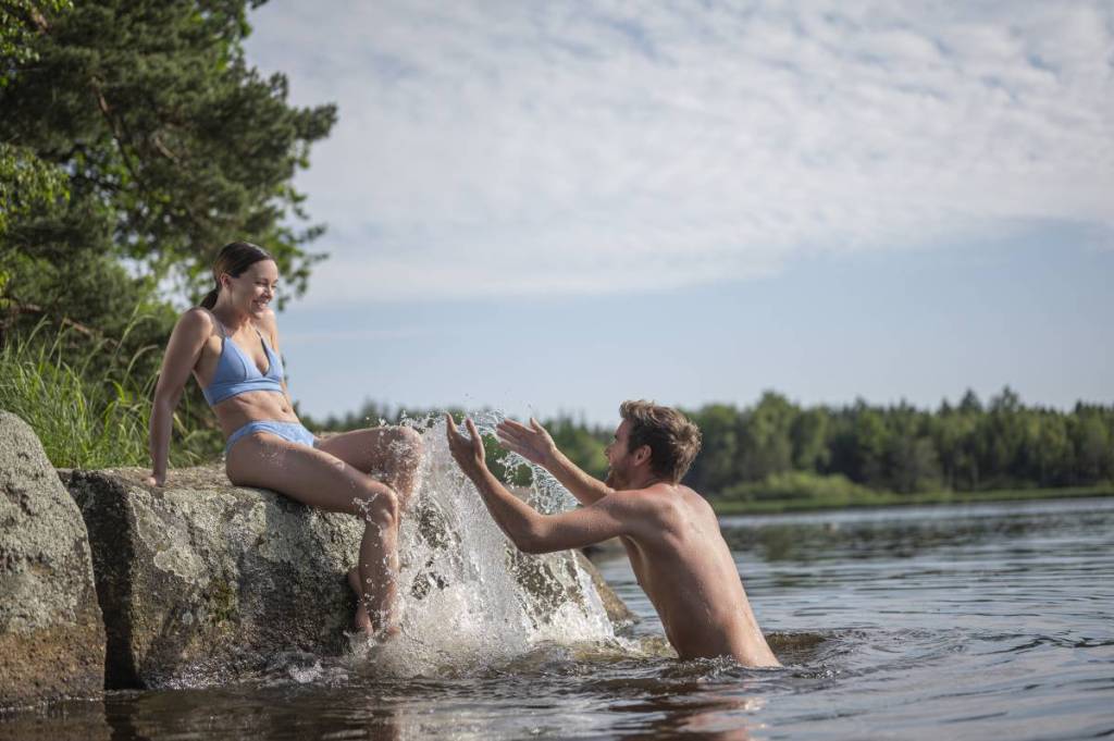 Nur 2 Stunden von Wien entfernt befindet sich dieses riesige Natur-Resort mit 6 Wald-Saunen, Heilbecken und eigenem Naturbadesee im mystischen Waldviertel