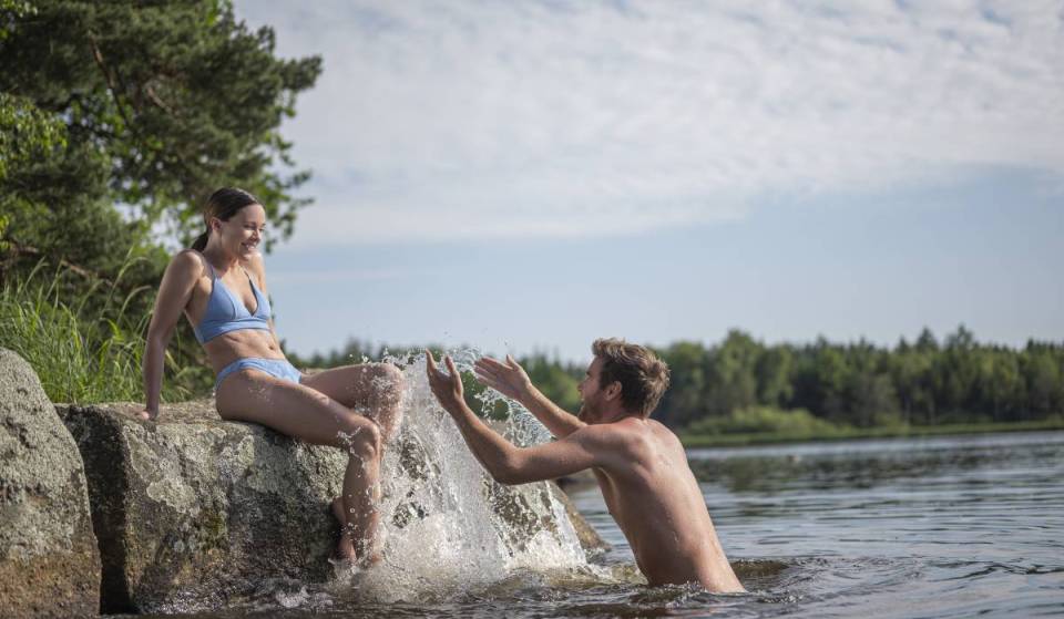 Nur 2 Stunden von Wien entfernt befindet sich dieses riesige Natur-Resort mit 6 Wald-Saunen, Heilbecken und eigenem Naturbadesee im mystischen Waldviertel