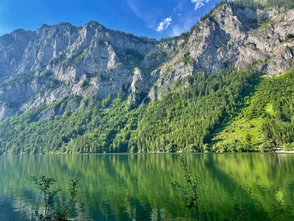 About 2.5 hours from Vienna, you’ll discover an emerald-green mountain lake with a 4-kilometer hiking trail, free swimming spots, and breathtaking Alpine scenery