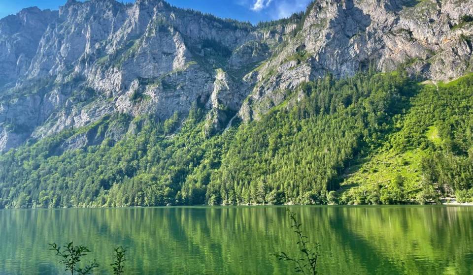 Rund 2,5 Stunden von Wien entfernt, entdeckt ihr einen smaragdgrünen Bergsee, mit einem 4 km langen Wanderweg, kostenlosen Badestellen und atemberaubender Alpenkulisse