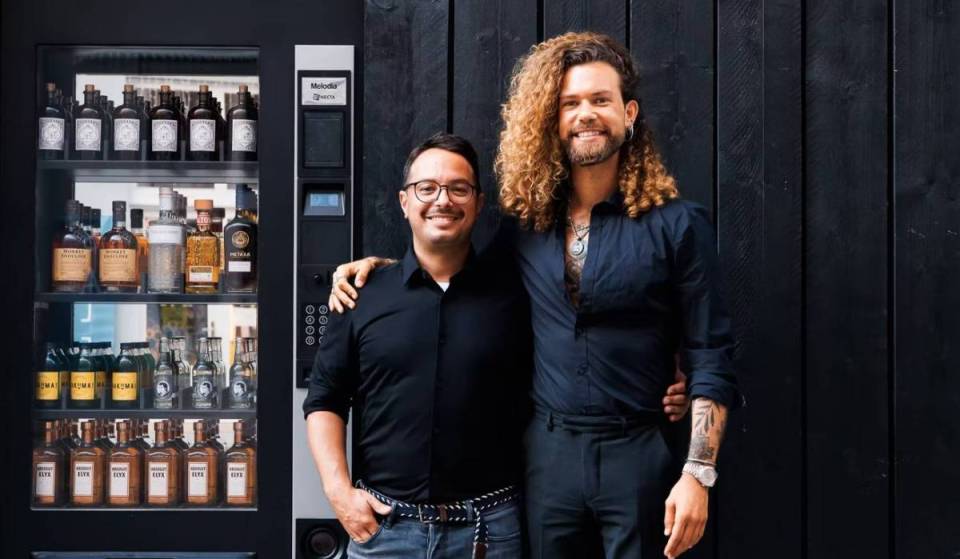 Mitten in Wien und versteckt hinter einem Getränkeautomaten kannst du diese besondere Speakeasy-Bar entdecken, wenn du den richtigen Knopf drückst