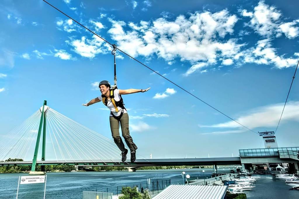 Mitten in Wien zu 380 Meter Zipline-Flug über das Wasser: Entdecke den extremsten Höhenflug über die Donau oder springe aus spektakulären 36-Metern in die Tiefe