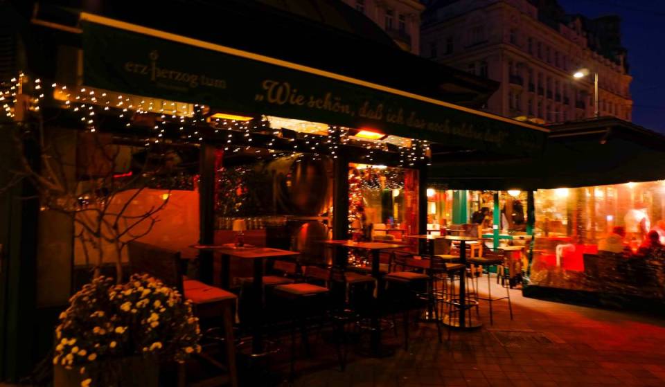 Mehr als 150 Stunden Kunst und Kultur an einem Abend an 20 Wiener Standorten mit DJ-Sets und Snacks: Erlebe Wiens größtes Nacht-Festival mit über 200.000 Gästen diesen September