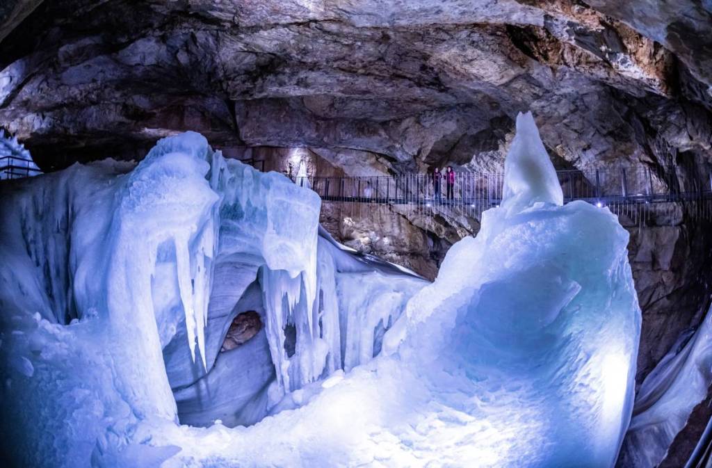 Knapp 3 Stunden von Wien wartet 30 Meter unter der Erde diese ganzjährliche Eishöhle bei -2 °C mit 9 Meter hohen Eisformationen