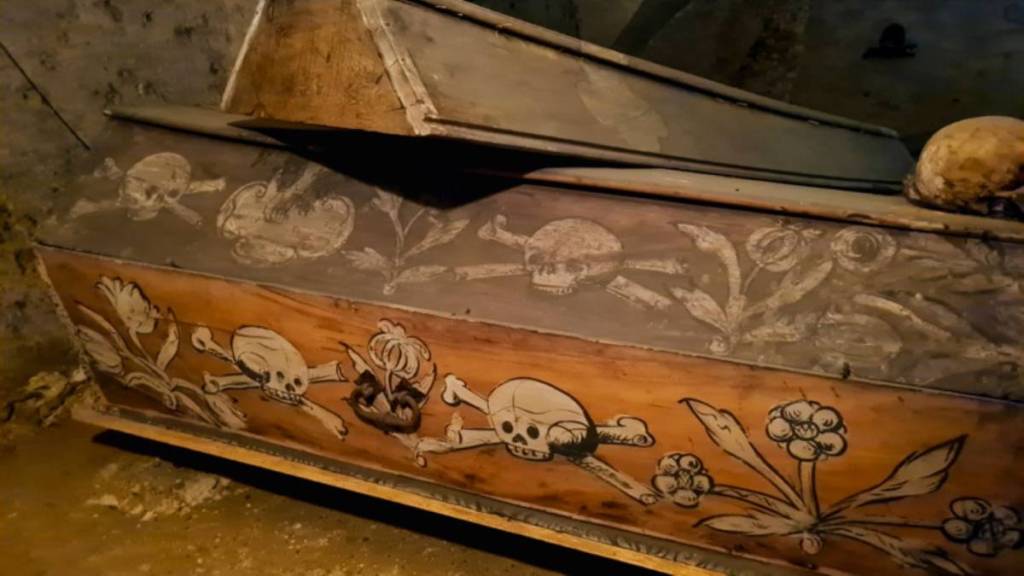 Bunt bemalte Särge in der Michaelergruft unter der Michaelerkirche