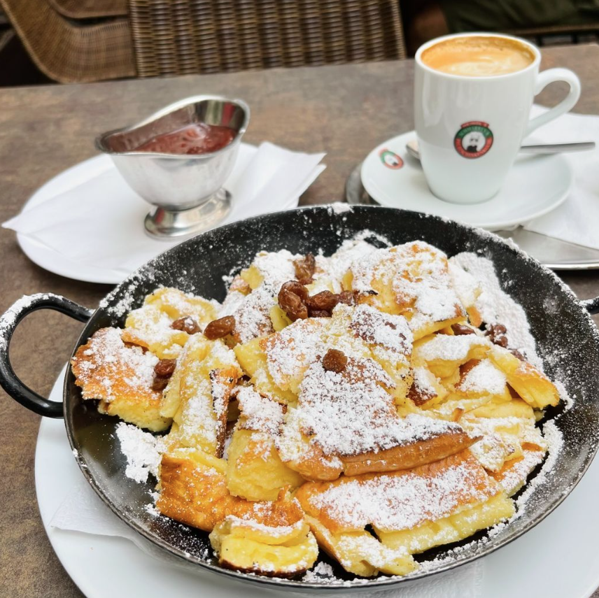 Hier ist der Kaiserschmarrn Name und Programm