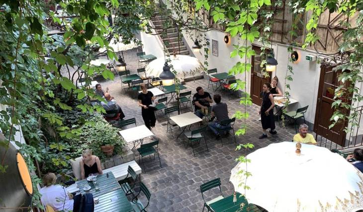 A green oasis in a Biedermeier-style house over 320 years old: This Viennese Beisl hides what is arguably the city’s most beautiful courtyard