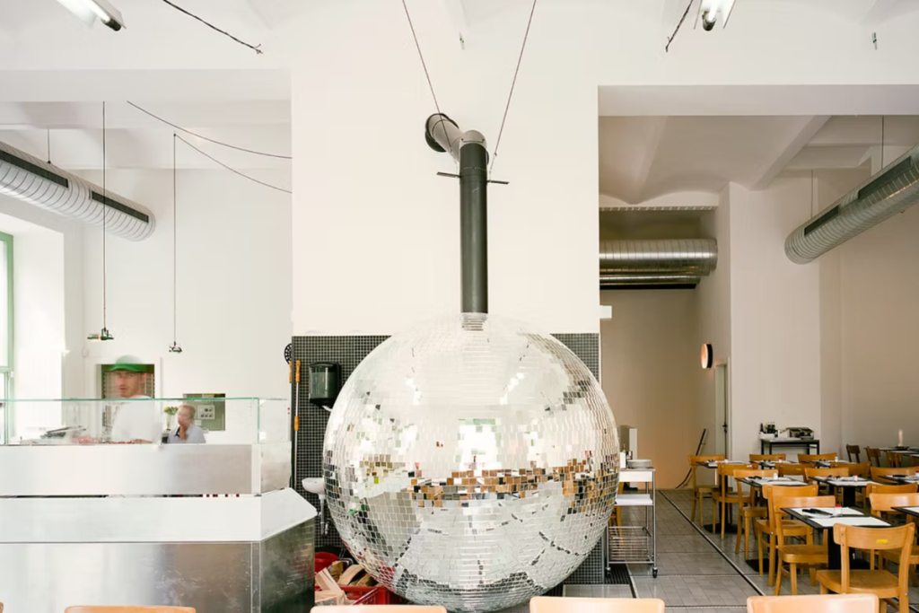 Im Disco Volante bekommt ihr köstliche neapoletanische Pizza aus dem Disco-Ofen