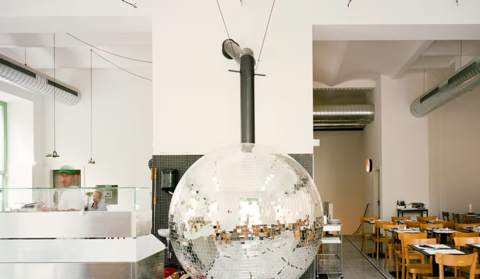 Aus dieser 450 Grad heißen Discokugel im 6. Bezirk bekommt ihr neapolitanische Pizza mit Club-Vibe serviert