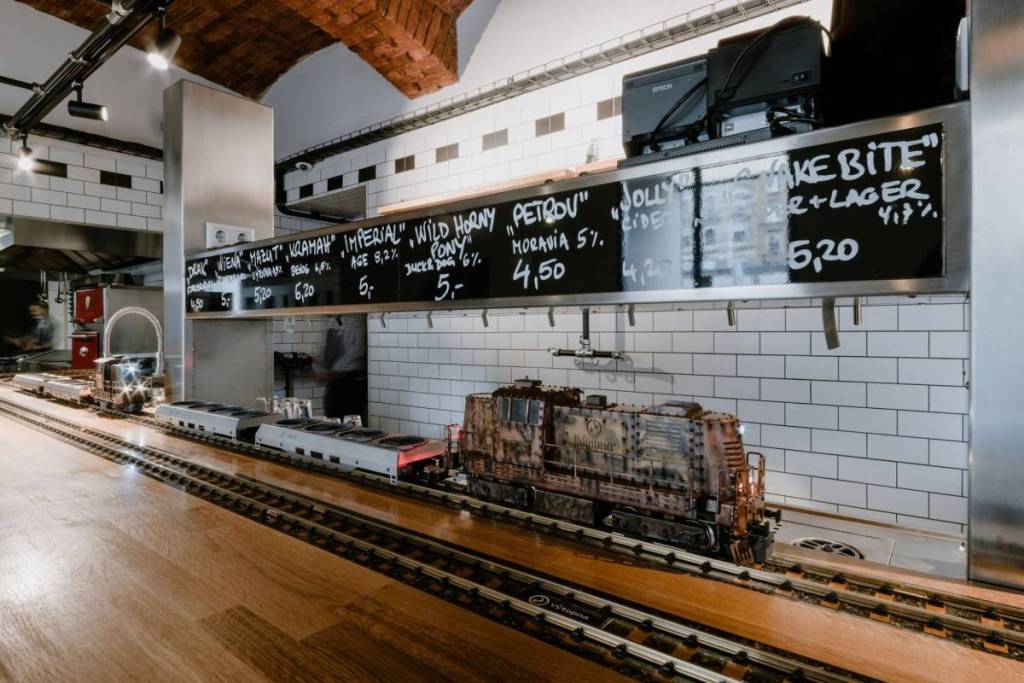 Im Vytopna Railway Restaurant wird dir dein Essen auf Schinen serviert